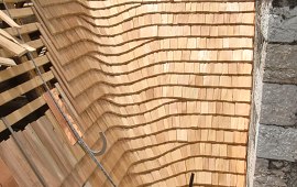 Restauro Una buona collaborazione tra carpentieri, lattonieri e conciatetto specializzati con l'obiettivo di preservare l'edificio. Riconoscere cosa i nostri antenati hanno realizzato bene e migliorare dov'è necessario, ecco il fulcro della filosofia di P-Dach. <