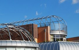 Lattoneria Rame, zinco, alluminio e lamiera zincata: noi di P-Dach lavoriamo tutti questi materiali nelle più diverse varianti di colore perché il vostro tetto soddisfi al meglio le vostre aspettative estetiche. Affinché il vostro tetto non solo vi protegga dalle precipitazioni ma lo faccia il più a lungo possibile, è necessario considerare le proprietà tecniche dei materiali, assicurare l'aerazione e calcolare la dilatazione della lamiera.<